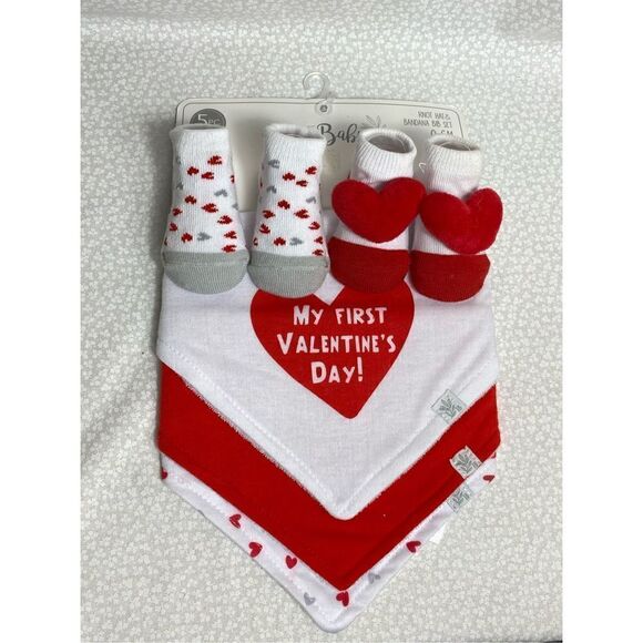 TRUE BABY 0-6 MONTH - 1ST VALENTINES BIB AND SOCK SET - Picture 4 of 8